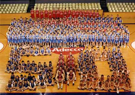 Foto de familia del Estudiantes, temporada 1997-1998, año del cincuentenario. Por ahi estamos mis amiguetes y yo.