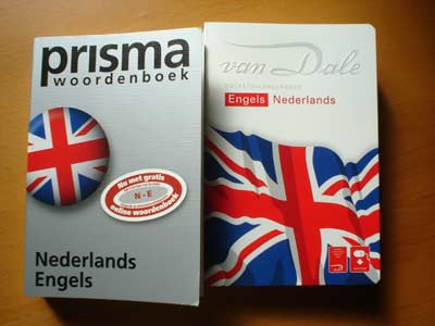 Mis dos colegas en esta aventura. Si, los holandeses no tienen diccionarios en las dos direcciones de traducción.