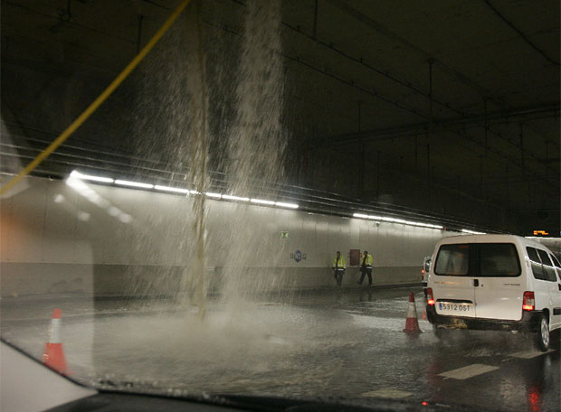 Esto dentro de un túnel no es normal. Ni bueno (Foto de “El Pais”).