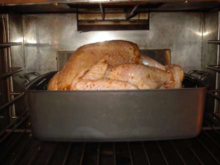 thanksgiving_5 Pavo asándose mientras cocinamos lo demás. Obviamente, no se me ocurrió sacar fotos de lo demás…