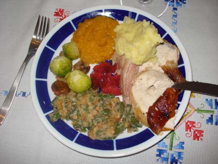 thanksgiving_6 Y tras siete horas de cocina, parando sólo para hacer un pequeño picoteo, toca afrontar semejante cantidad de comida. ¡A disfrutar!