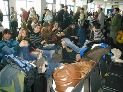 Gente aburriéndose por llegar con sus dos horas de antelación