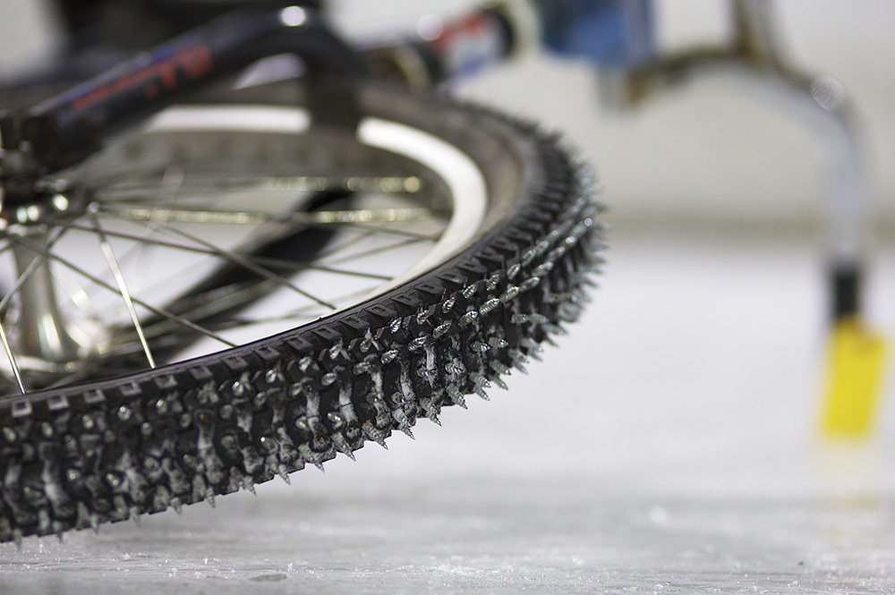 rueda de bici con clavos para el hielo