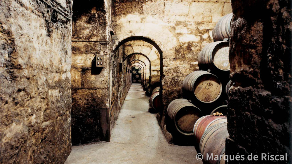 Por ahí se va a "La Catedral" de Marqués de Riscal, donde guardan vinos desde hace 100 años...