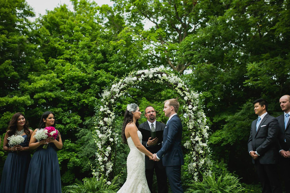 La típica ceremonia de boda occidental preciosa...