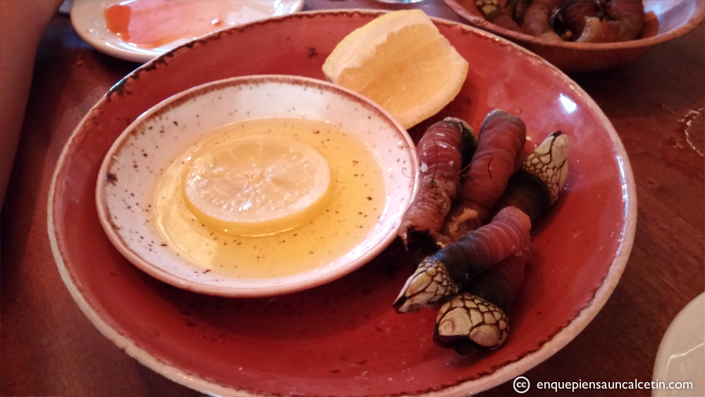 No sabemos si el aceitillo con limón era para mojar o para lavarse las manos... pero los percebes muy bien.